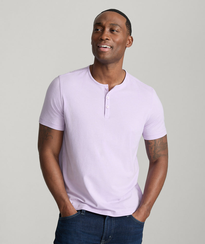 Model is wearing UNTUCKit glera tencel Lavendula henley. 