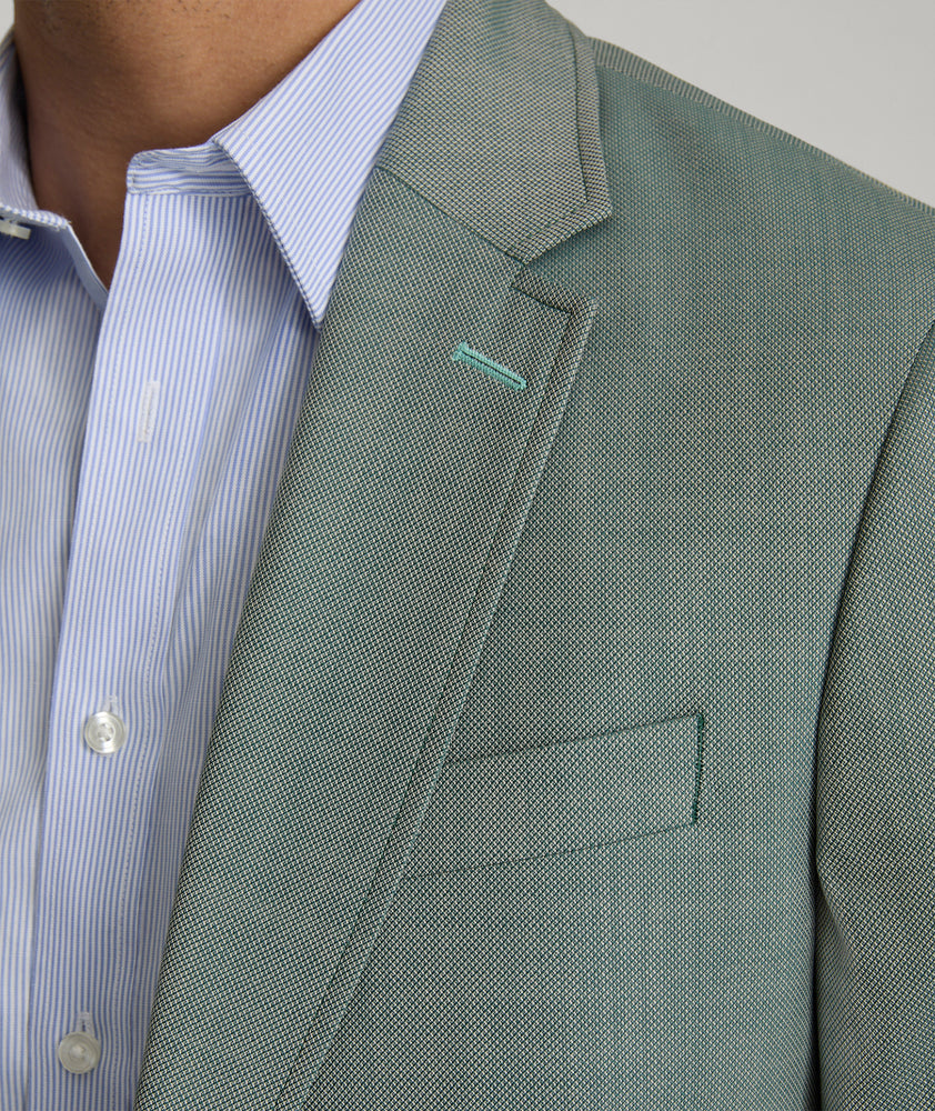 Model is wearing UNTUCKit Palazzo sport coat in green.