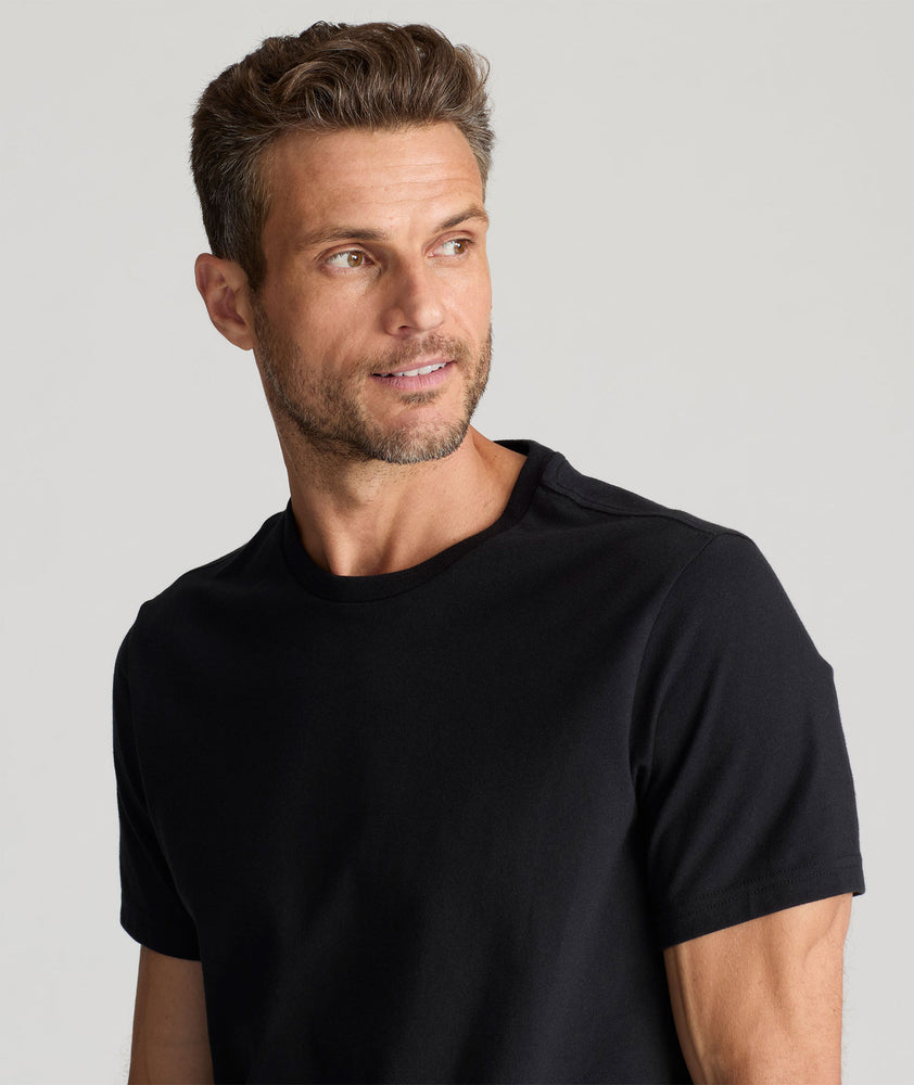 Model is wearing UNTUCKit Saxum ultra soft tee in black. 