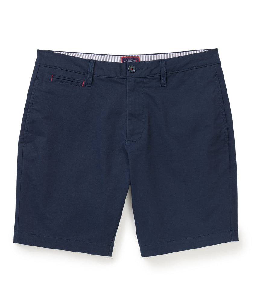 Model wearing UNTUCKit Navy 9" Chino Shorts.