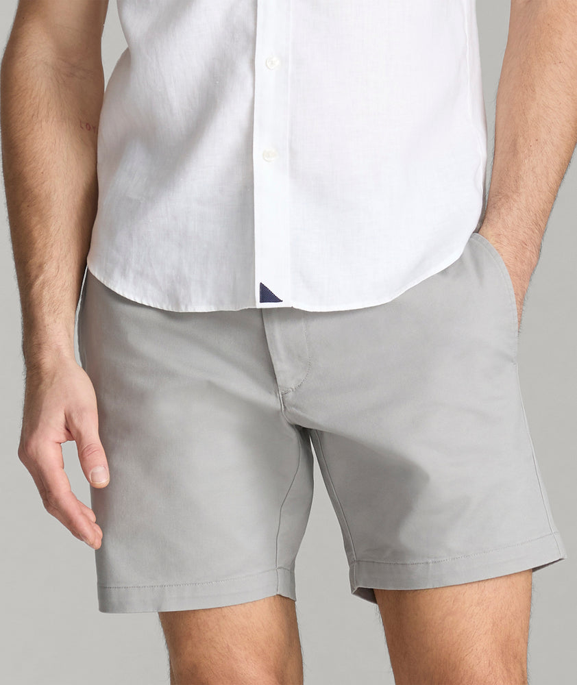 Model wearing UNTUCKit Grey 7" Chino Shorts.