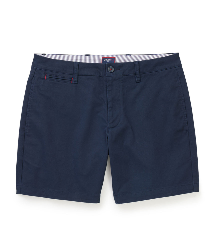 Model wearing UNTUCKit Navy 7" Chino Shorts